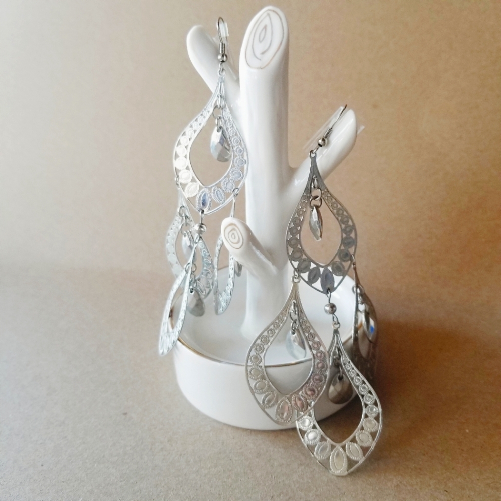 WOMENS SILVER TONE DROP DANGLE PIERCED EARRINGS